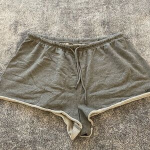 Aritzia sweatfleece raglan shorts, size XL